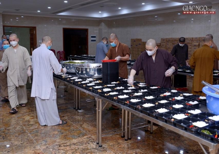 Riêng chùa Vĩnh Nghiêm đảm nhận 3.000 suất cơm chay trong trưa hôm nay 14-7 Riêng chùa Vĩnh Nghiêm đảm nhận 3.000 suất cơm chay trong trưa hôm nay 14-7