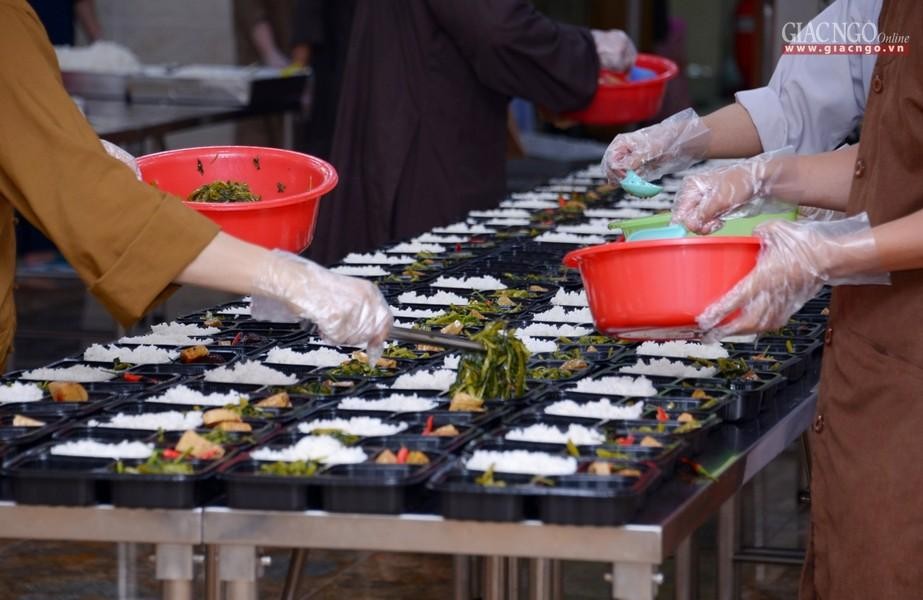 Suất cơm chay hôm này gồm có chả kho, nấm đông cô, canh chua, rau muống xào Suất cơm chay hôm này gồm có chả kho, nấm đông cô, canh chua, rau muống xào