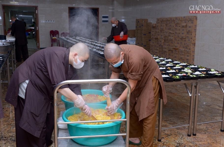 Chư Tăng thay ca nhau phụ bếp Chư Tăng thay ca nhau phụ bếp