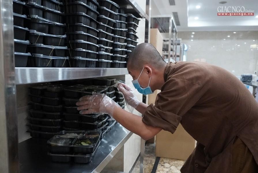 Sắp xếp và kiểm số lượng và phân phối đến đúng các điểm có nhu cầu Sắp xếp và kiểm số lượng và phân phối đến đúng các điểm có nhu cầu