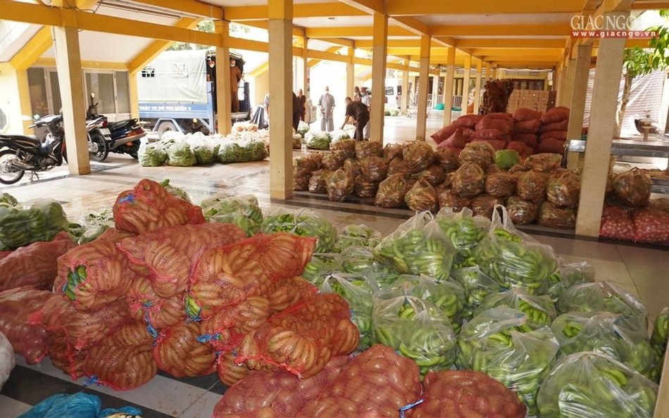 Nơi tập kết tạm rau củ quả do Phật giáo các tỉnh gửi về tại chùa Vĩnh Nghiêm Nơi tập kết tạm rau củ quả do Phật giáo các tỉnh gửi về tại chùa Vĩnh Nghiêm