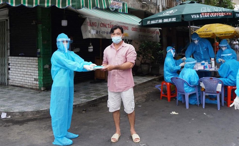 Mỗi người dân sau khi test covid sẽ được tặng một bịch khẩu trang