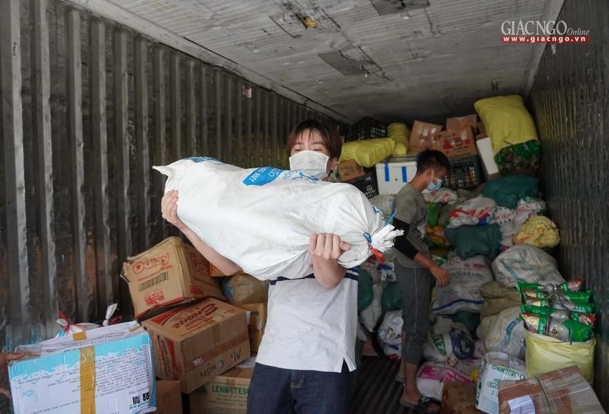 Được các tình nguyện viên vận chuyển ra xe chở đến các điểm tặng Được các tình nguyện viên vận chuyển ra xe chở đến các điểm tặng