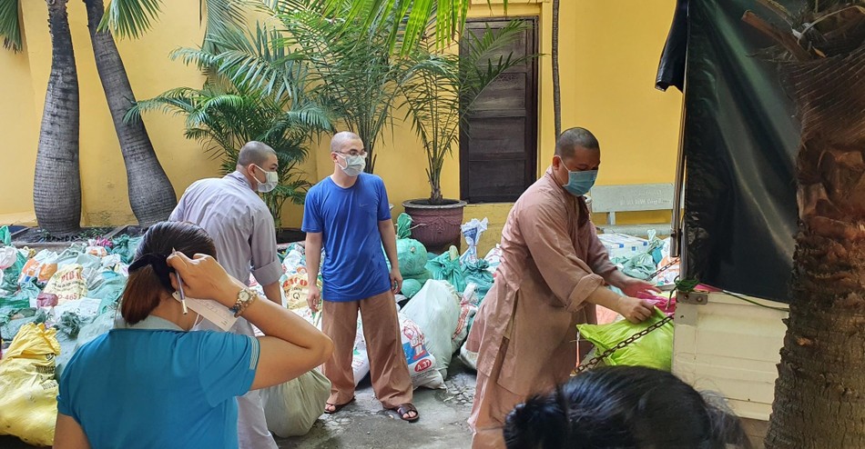 Phật giáo quận Gò Vấp kết hợp với Mặt trận quận để gửi những phần quà của chư tôn đức và bà con huyện Gio Linh đến người dân khó khăn - Ảnh: TT Phật giáo quận Gò Vấp kết hợp với Mặt trận quận để gửi những phần quà của chư tôn đức và bà con huyện Gio Linh đến người dân khó khăn - Ảnh: TT