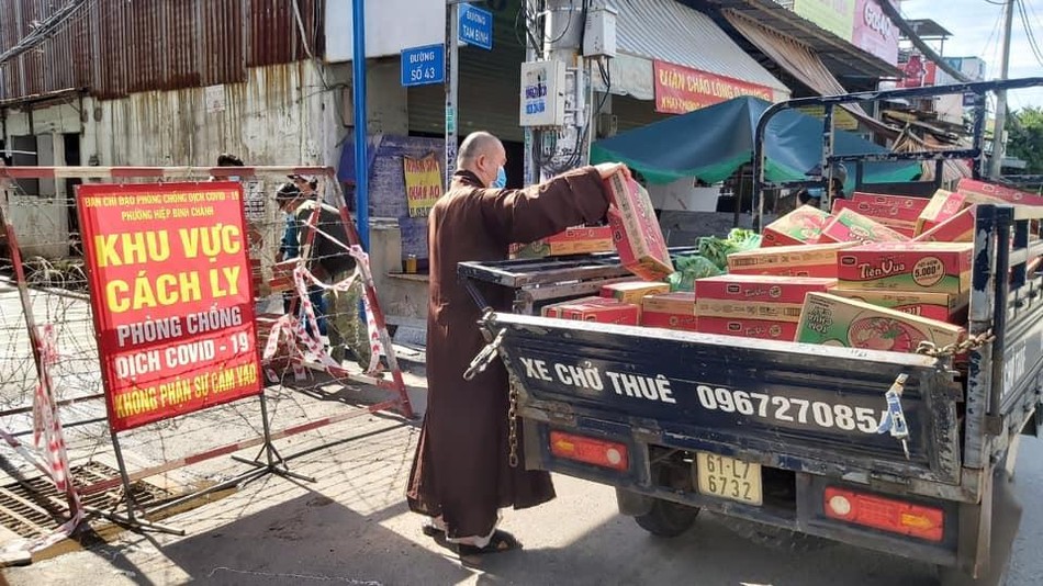 Đại đức Thích Đồng Quảng tặng nhu yếu phẩm đến khu cách ly - Ảnh: ĐQ Đại đức Thích Đồng Quảng tặng nhu yếu phẩm đến khu cách ly - Ảnh: ĐQ