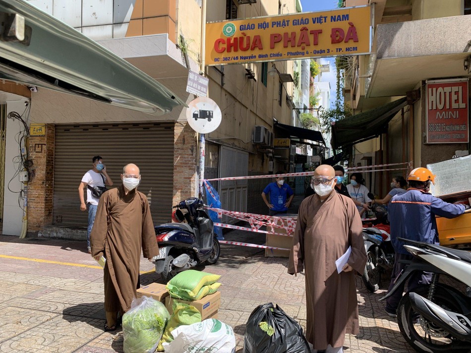 Cúng dường đến chùa Phật Đà nằm trong khu phong tỏa Cúng dường đến chùa Phật Đà nằm trong khu phong tỏa