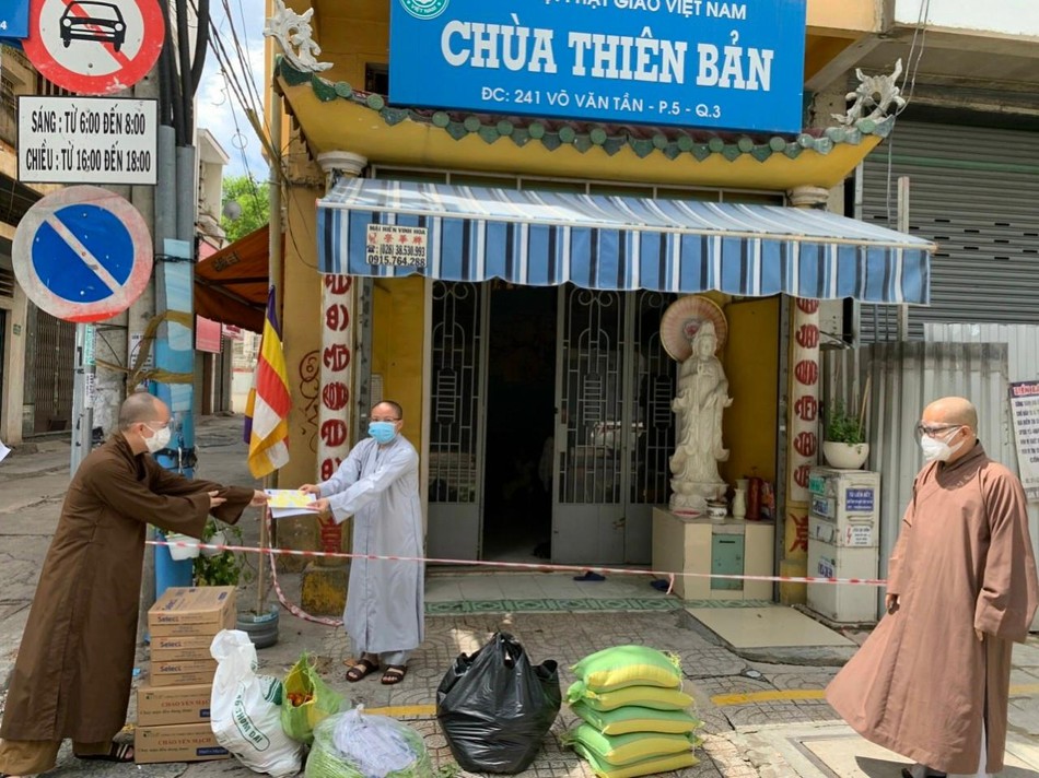 Cúng dường đến chùa Thiên Bản, phường 5, quận 3 Cúng dường đến chùa Thiên Bản, phường 5, quận 3