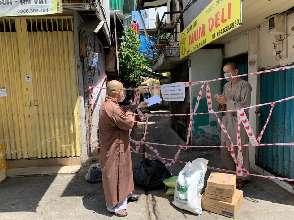 Cúng dường chùa Đại Hạnh đang trong khu vực phong tỏa Cúng dường chùa Đại Hạnh đang trong khu vực phong tỏa