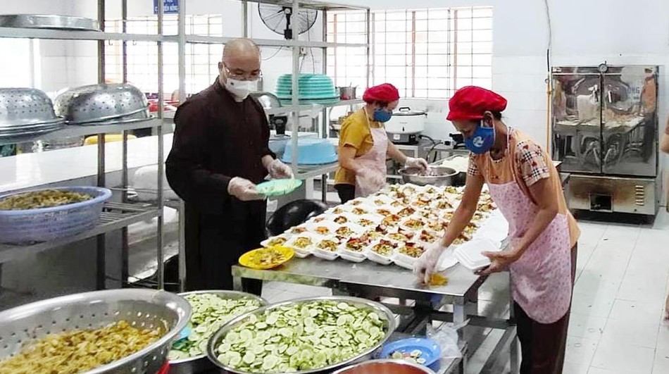 Đại đức Thích Minh Đạo, trụ trì chùa Nam Thiên Nhất Trụ chuẩn bị các suất cơm tại bếp ăn từ tâm tại Trường Tiểu học Lương Thế Vinh - Ảnh: TN Đại đức Thích Minh Đạo, trụ trì chùa Nam Thiên Nhất Trụ chuẩn bị các suất cơm tại bếp ăn từ tâm tại Trường Tiểu học Lương Thế Vinh - Ảnh: TN