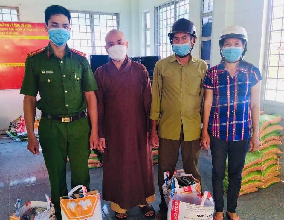 Đại đức Thích Quang Kiệt đại diện trao các phần quà đến bà con