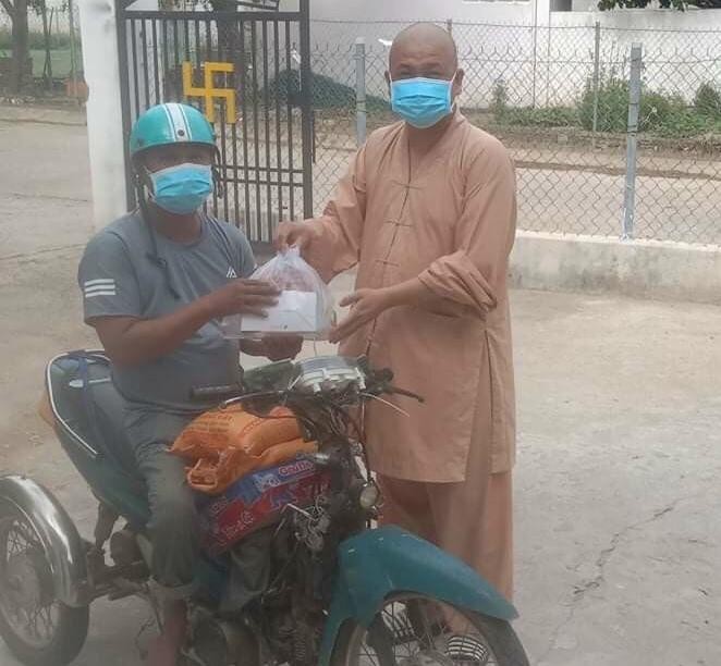 Đại đức Thích Quảng Thắng trực tiếp tặng các phần quà