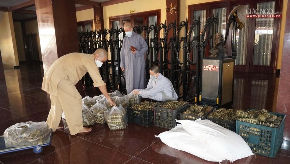 600 đòn bánh tét được chư tôn đức Ni chùa Vĩnh Phước gửi tặng 600 đòn bánh tét được chư tôn đức Ni chùa Vĩnh Phước gửi tặng