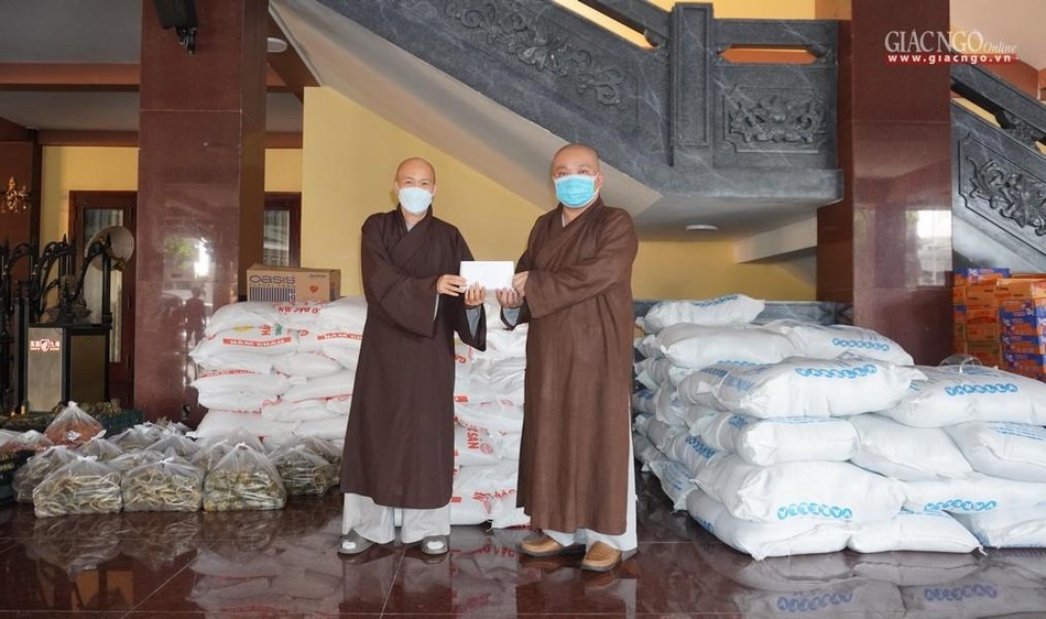 Thượng tọa Thích Trí Thường trao 100 triệu đồng của Tăng Ni Phật giáo quận 12 đến Đại đức Thích Trung Nguyện, Phó Thư ký Ban Trị sự GHPGVN TP.HCM Thượng tọa Thích Trí Thường trao 100 triệu đồng của Tăng Ni Phật giáo quận 12 đến Đại đức Thích Trung Nguyện, Phó Thư ký Ban Trị sự GHPGVN TP.HCM