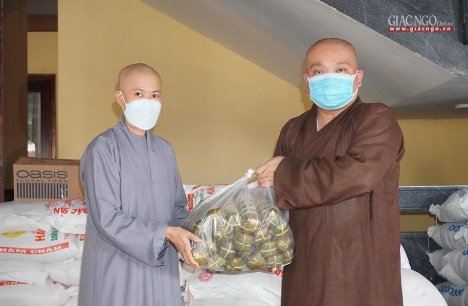 Sư cô Thích nữ Diệu Minh, Phó Thư ký kiêm Chánh Văn phòng Ban Trị sự GHPGVN quận 12, trụ trì chùa Vĩnh Phước trao ủng hộ 100 triệu đồng, cùng 600 đòn bánh tét Sư cô Thích nữ Diệu Minh, Phó Thư ký kiêm Chánh Văn phòng Ban Trị sự GHPGVN quận 12, trụ trì chùa Vĩnh Phước trao ủng hộ 100 triệu đồng, cùng 600 đòn bánh tét