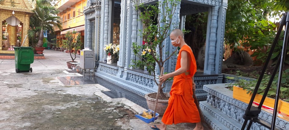 Chư Tăng chấp tác - Ảnh: Hoàng Giang Chư Tăng chấp tác - Ảnh: Hoàng Giang