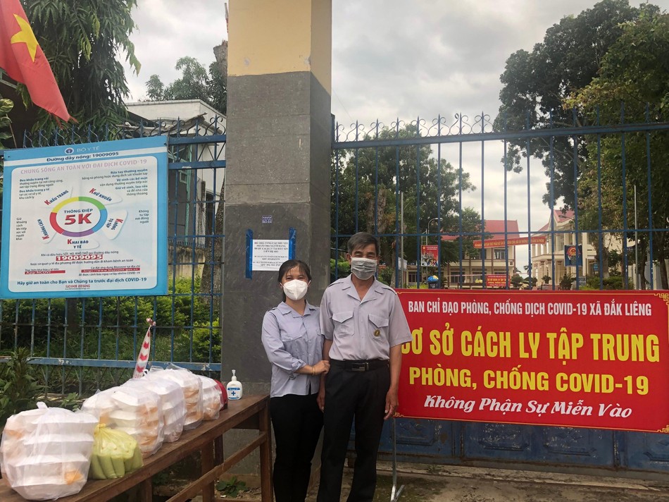 Tặng các suất ăn đến khu cách ly - Ảnh: NA Tặng các suất ăn đến khu cách ly - Ảnh: NA