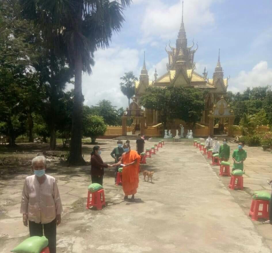Những phần quà nghĩa tình của chư tôn đức chùa Cosdon - Ảnh: Thiên Giả Những phần quà nghĩa tình của chư tôn đức chùa Cosdon - Ảnh: Thiên Giả