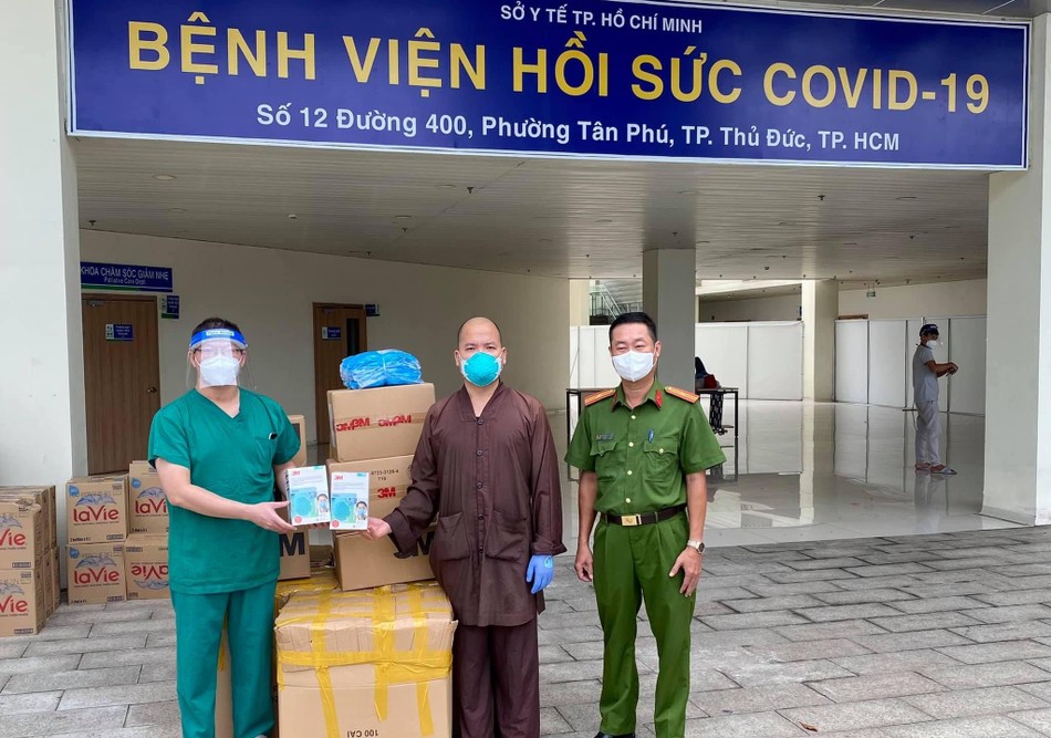Đại đức Thích Minh Đạo tặng khẩu trang y tế và đồ bảo hộ đến y bác sĩ tại Bệnh viện hồi sức Covid-19, phường Tân Phú, TP.Thủ Đức - Ảnh: Trời Nam Đại đức Thích Minh Đạo tặng khẩu trang y tế và đồ bảo hộ đến y bác sĩ tại Bệnh viện hồi sức Covid-19, phường Tân Phú, TP.Thủ Đức - Ảnh: Trời Nam