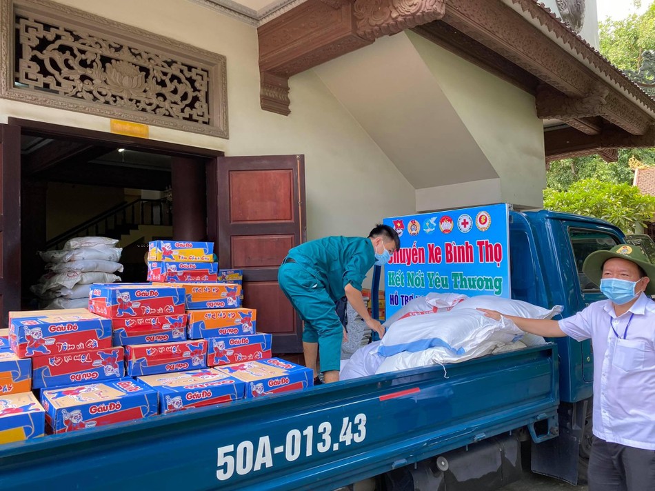 1 tấn gạo và 100 thùng mì gửi tặng đến bà con phường Bình Thọ, TP.Thủ Đức ngày 17-8 - Ảnh: Trời Nam 1 tấn gạo và 100 thùng mì gửi tặng đến bà con phường Bình Thọ, TP.Thủ Đức ngày 17-8 - Ảnh: Trời Nam