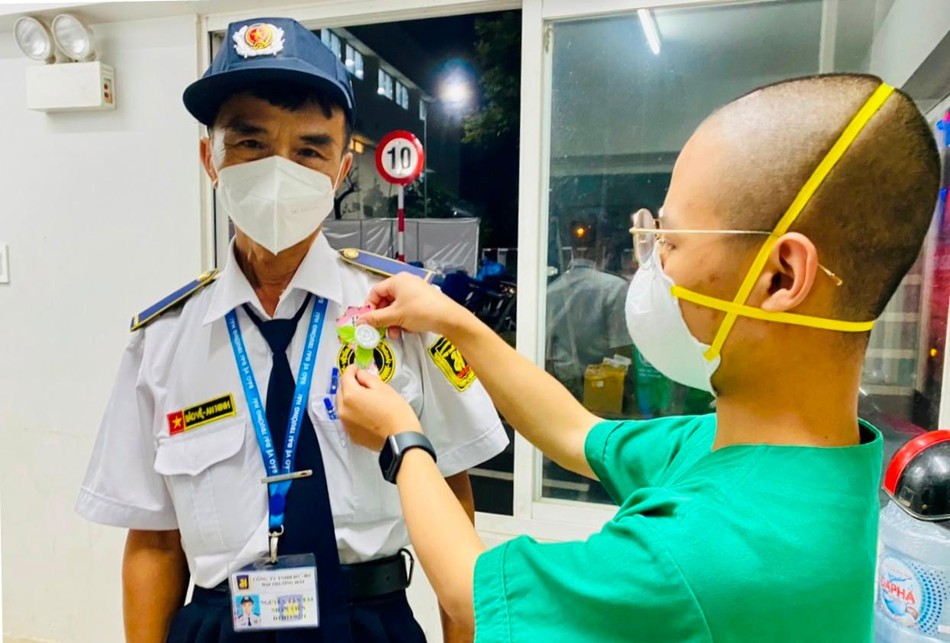 Đại đức Thích Tâm Quang cài hoa Vu lan