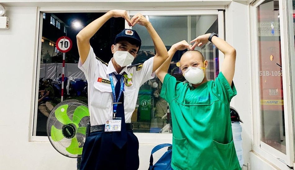 &quot;Con đang thở cho ba, con đang mỉm cười cho má&quot;