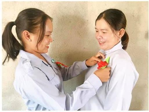 Nhuận Hạnh với khoảnh khắc được cài hoa hồng đến mẹ Nhuận Hạnh với khoảnh khắc được cài hoa hồng đến mẹ