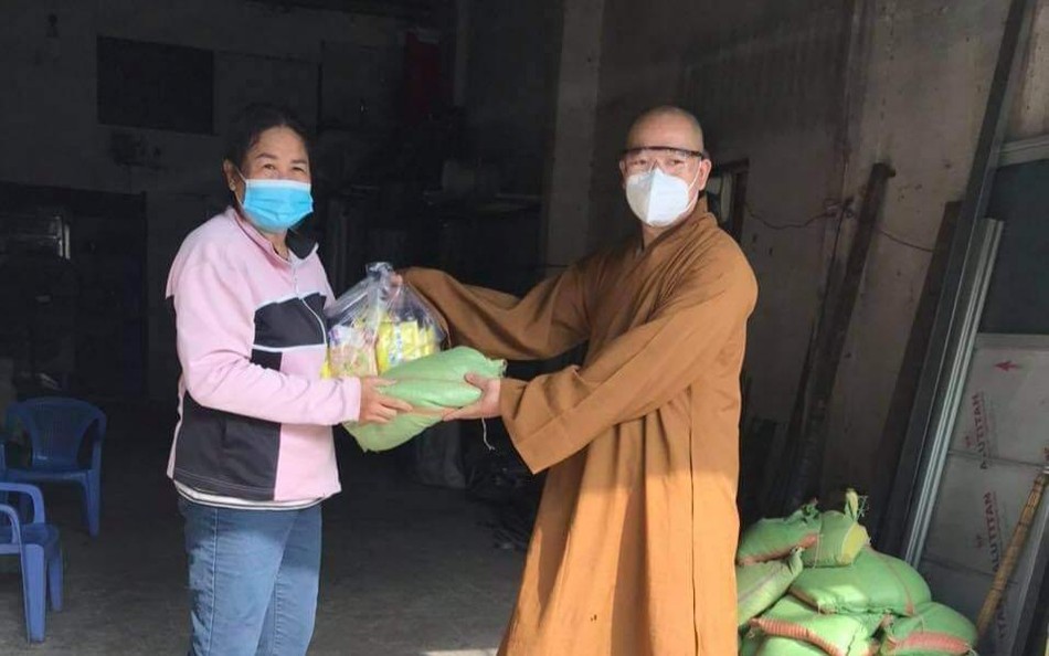 Trao các phần quà đến bà con khó khăn nhân mùa Vu lan