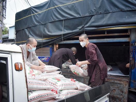 Chư Tăng tu viện Khánh An vận chuyển các phần quà đến phường An Phú Đông Chư Tăng tu viện Khánh An vận chuyển các phần quà đến phường An Phú Đông