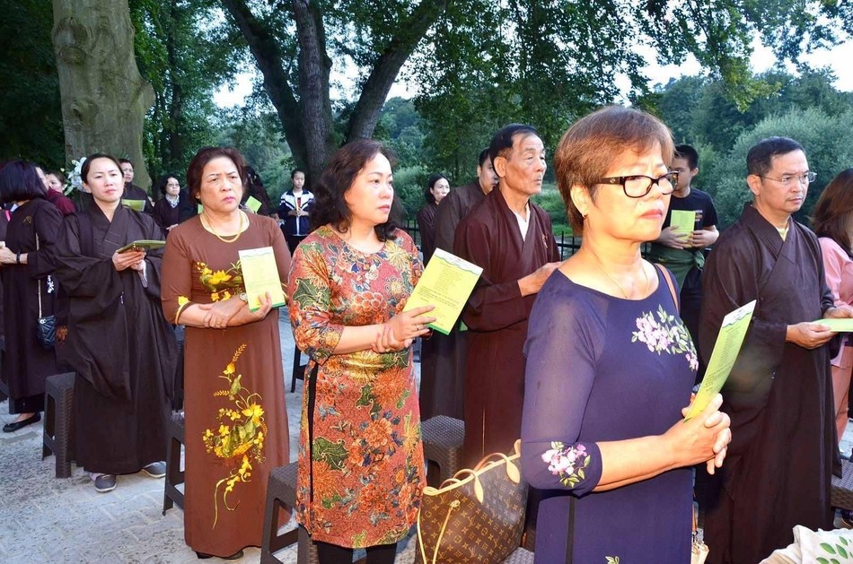 Phật tử nhiều nơi về chùa tham dự lễ Vu lan