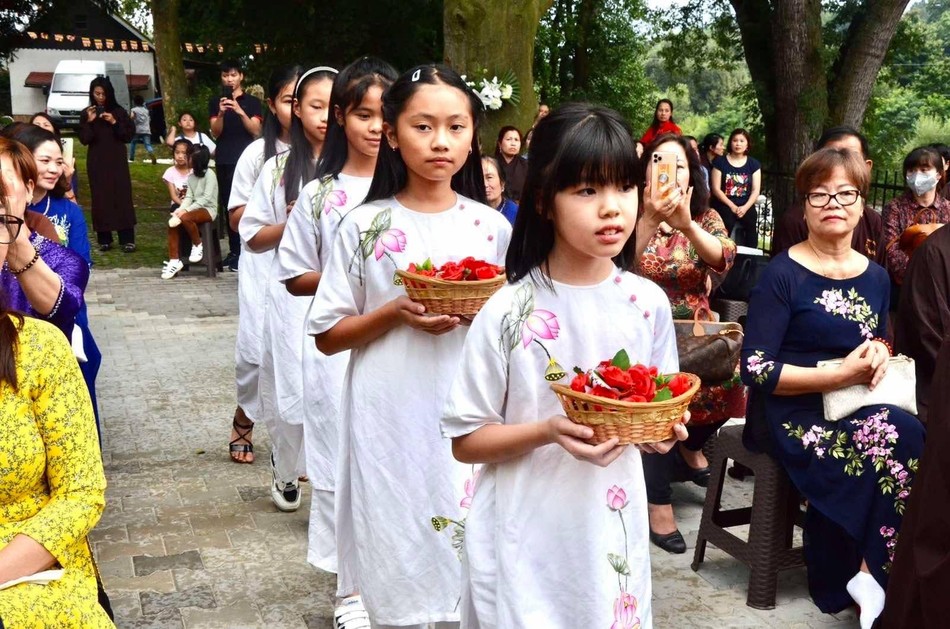 Các em nhỏ thực hiện nghi thức cài hoa hồng