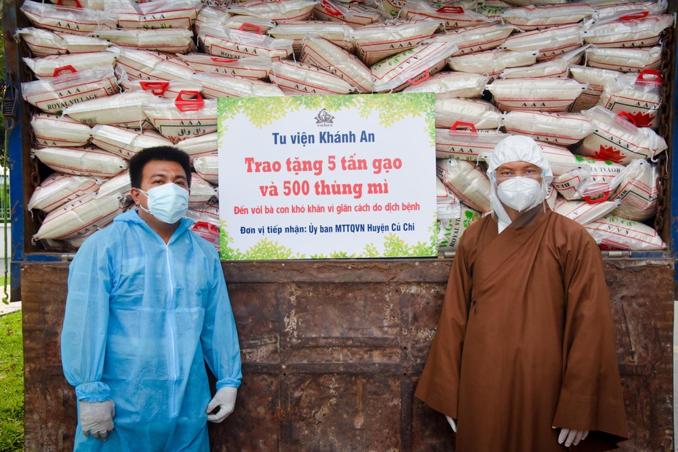 Tặng các phần quà đến bà con huyện Củ Chi Tặng các phần quà đến bà con huyện Củ Chi