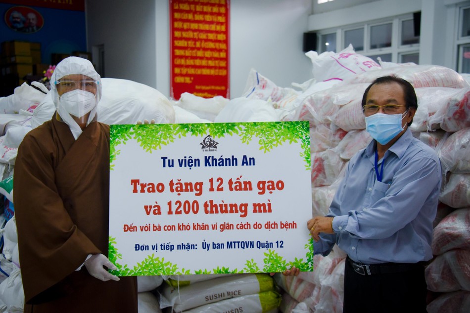 Thượng tọa Thích Trí Chơn tặng các phần quà đến MTTQVN quận 12 Thượng tọa Thích Trí Chơn tặng các phần quà đến MTTQVN quận 12