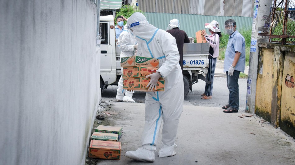 Các phần quà được chư Tăng mang đến từng khu nhà trọ Các phần quà được chư Tăng mang đến từng khu nhà trọ