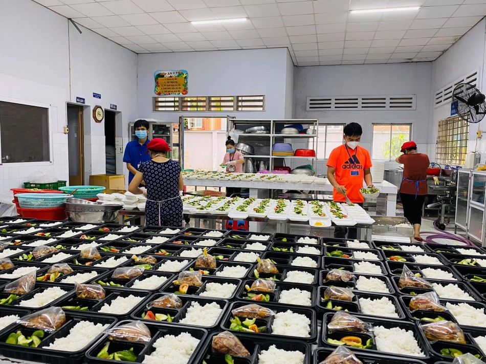 Các suất cơm nấu tại bếp ăn chùa Nam Thiên Nhất Trụ - Ảnh: TN Các suất cơm nấu tại bếp ăn chùa Nam Thiên Nhất Trụ - Ảnh: TN