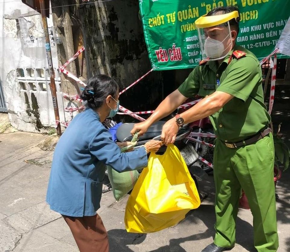 Trao đến bà con phường 7 Trao đến bà con phường 7