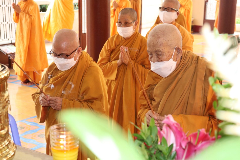 Chư Ni dâng hương tưởng niệm - Ảnh: Ban TT NGKS Chư Ni dâng hương tưởng niệm - Ảnh: Ban TT NGKS