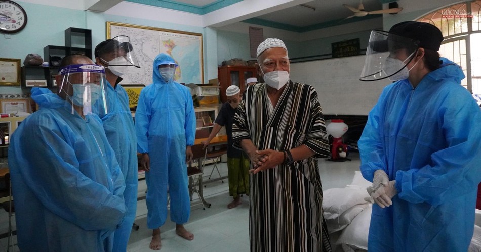 Ông Haji Kim Sô, Giáo cả Thánh đường Hồi giáo Jamiul Anwar cảm ơn mạnh thường quân Ông Haji Kim Sô, Giáo cả Thánh đường Hồi giáo Jamiul Anwar cảm ơn mạnh thường quân