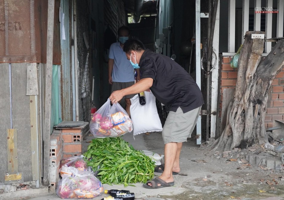 Những phần quà gửi đến bà con xóm trọ phường Tân Thuận Đông, quận 7 Những phần quà gửi đến bà con xóm trọ phường Tân Thuận Đông, quận 7