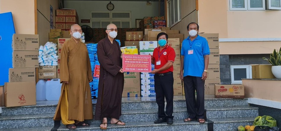Tặng quà đến Ban Bảo trợ Hội Chữ thập đỏ quận 8 Tặng quà đến Ban Bảo trợ Hội Chữ thập đỏ quận 8