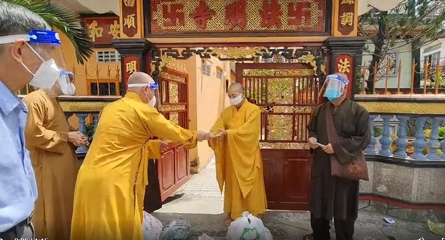 Chư tôn đức Phật giáo quận 8 đến thăm hỏi và tặng rau củ, cùng tiền mặt tới các chùa gặp khó khăn trên địa bàn quận 8 Chư tôn đức Phật giáo quận 8 đến thăm hỏi và tặng rau củ, cùng tiền mặt tới các chùa gặp khó khăn trên địa bàn quận 8