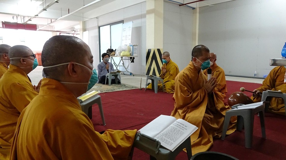 Nhờ hiệp lực năng lượng cầu nguyện của chư Tăng mong sức khỏe và bình an đến với y bác sĩ và bệnh nhân - Ảnh: TT Nhờ hiệp lực năng lượng cầu nguyện của chư Tăng mong sức khỏe và bình an đến với y bác sĩ và bệnh nhân - Ảnh: TT