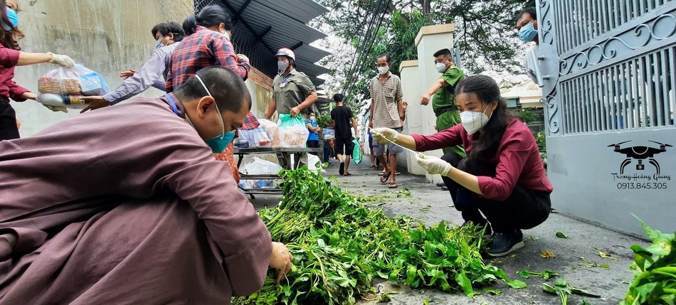Bà Nguyễn Thị Nhài soạn từng bó rau gửi đến người dân