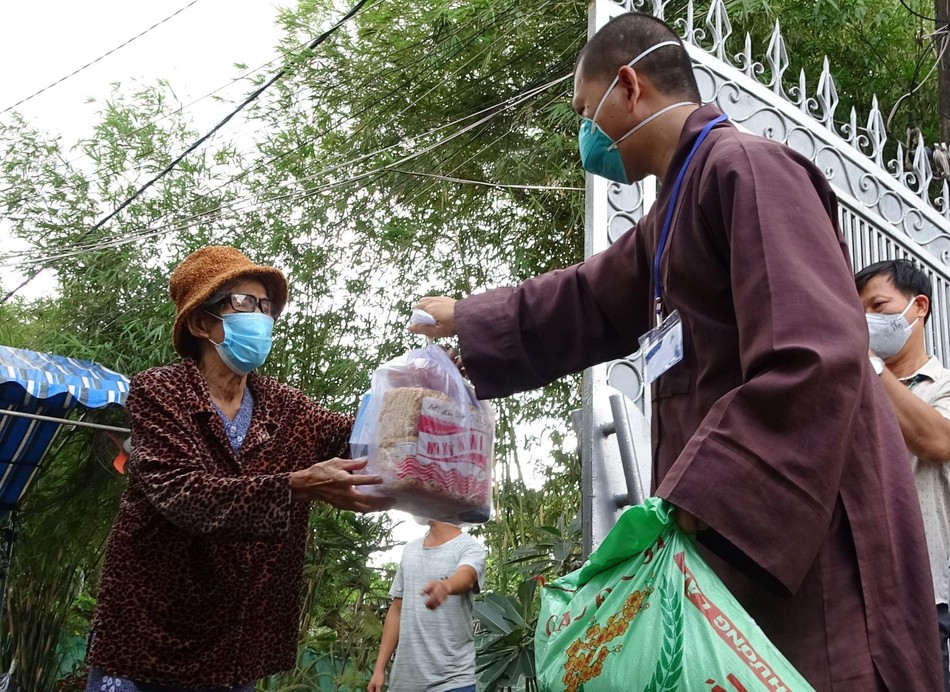 Đại đức trụ trì chùa Thiền Tôn 2 trao tặng phần quà đến bà con khó khăn tại các khu nhà trọ