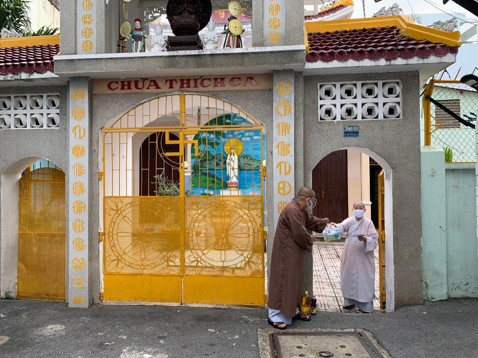 Cúng dường đến chùa Thích Ca