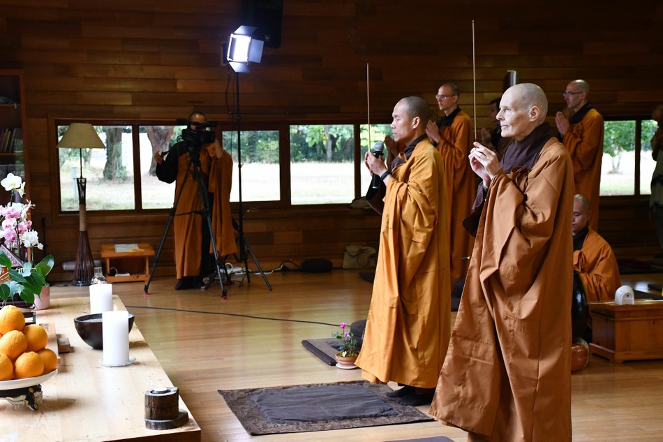 Dâng hương lên Bụt Dâng hương lên Bụt