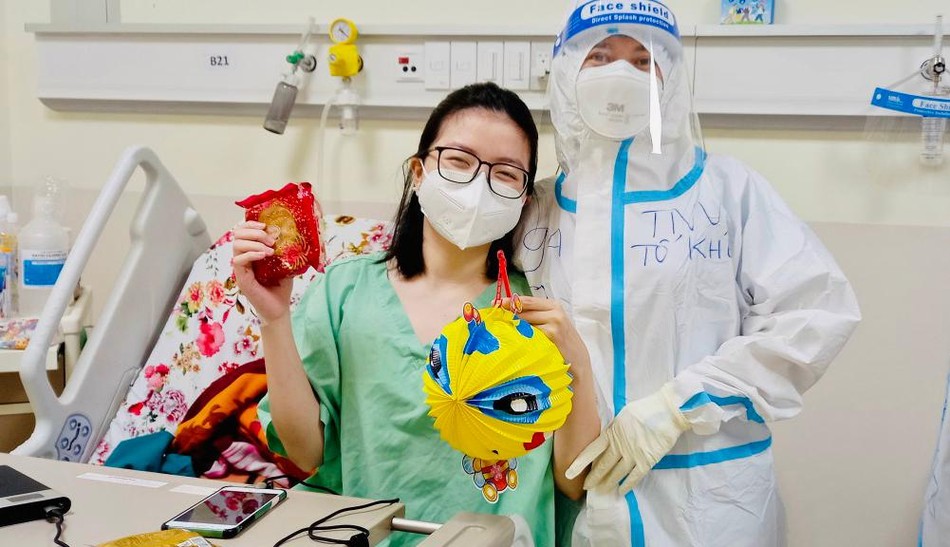 Tặng lồng đèn và bánh trung thu đến bệnh nhân Tặng lồng đèn và bánh trung thu đến bệnh nhân
