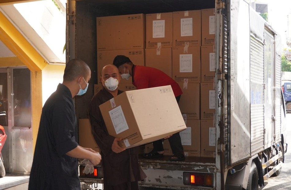 5.000 bộ đồ bảo hệ y tế phòng chống dịch MPC 5.000 bộ đồ bảo hệ y tế phòng chống dịch MPC