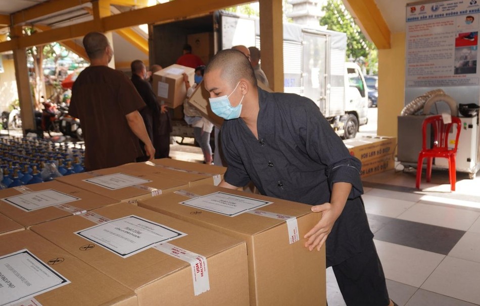 Chư tôn đức vận chuyển đồ bảo hộ Chư tôn đức vận chuyển đồ bảo hộ