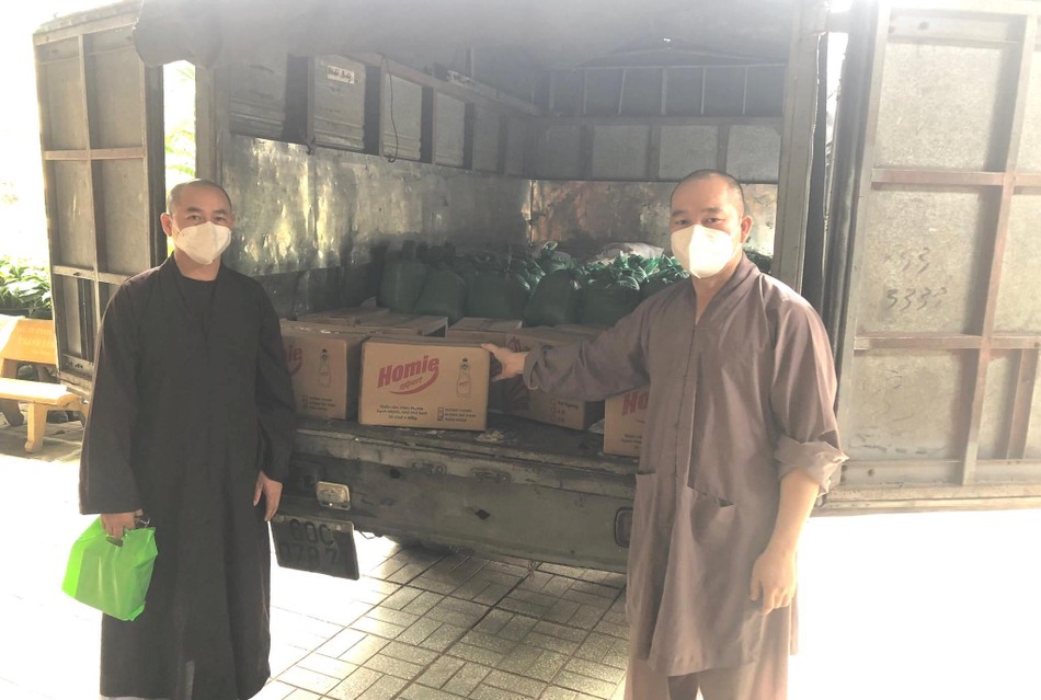 Đại đức Thích Hạnh Trung quản lý Nhà tình thương An Lạc tiếp nhận 1 tấn gạo do chùa Minh Giác tặng - Ảnh: Đồng Quảng Đại đức Thích Hạnh Trung quản lý Nhà tình thương An Lạc tiếp nhận 1 tấn gạo do chùa Minh Giác tặng - Ảnh: Đồng Quảng