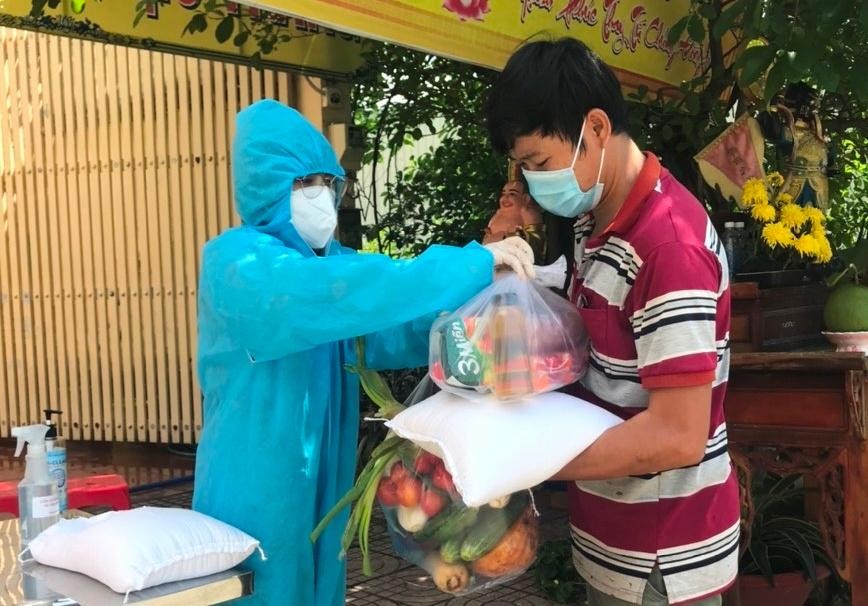 Tình nguyện viên trao quà đến người dân - Ảnh: TG Tình nguyện viên trao quà đến người dân - Ảnh: TG